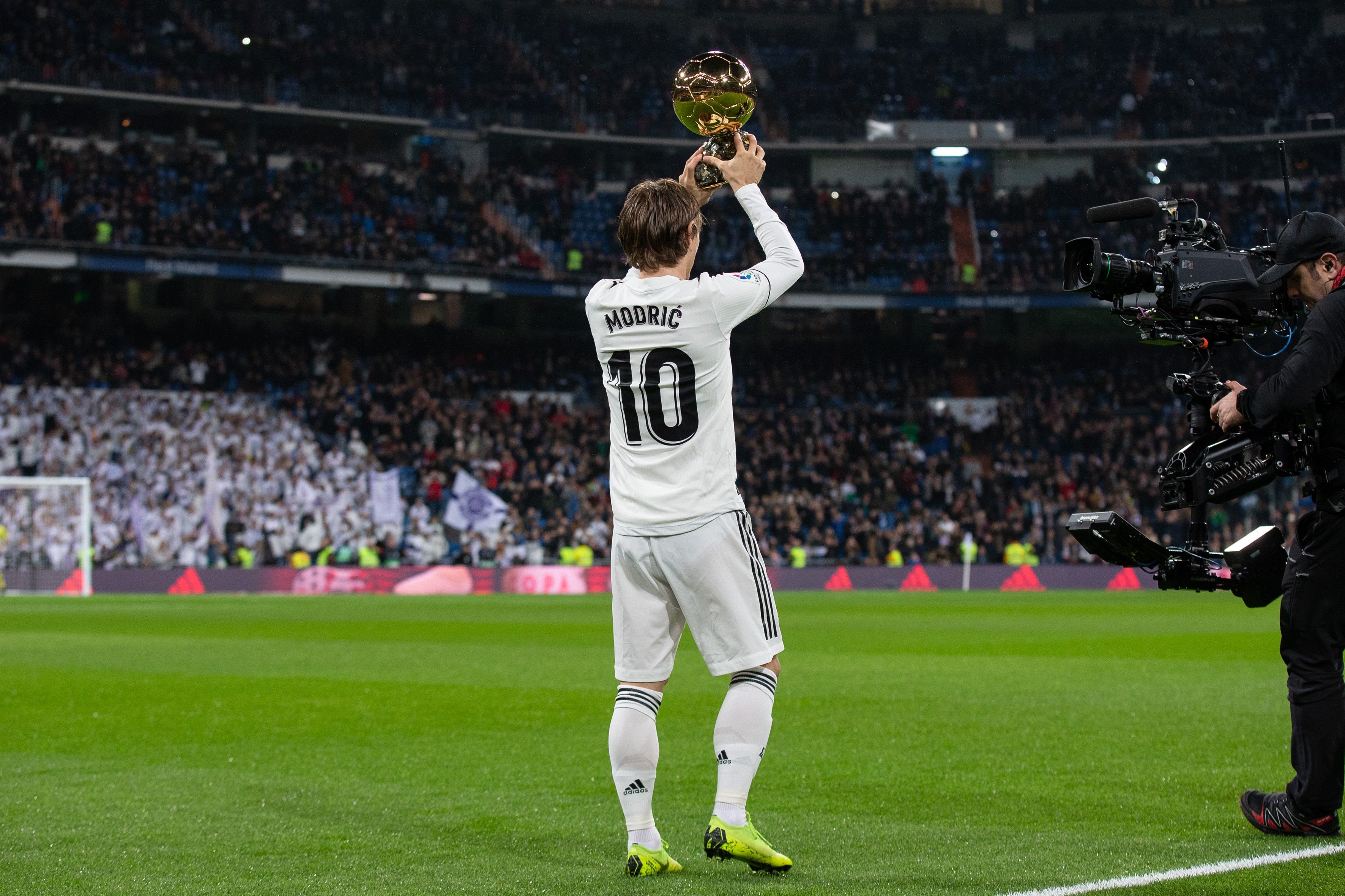 湖人惨败马刺！东契奇砍38分，艾顿+众配角迷失，没詹姆斯真不行